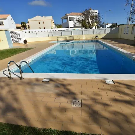 Apartment Ferreiras, Excellent Duplex In With Pool